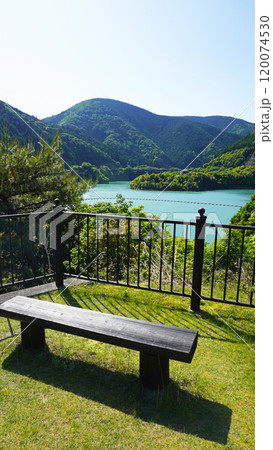 静岡県周智郡森町の風景（かわせみ湖を一望できる休憩所） 120074530