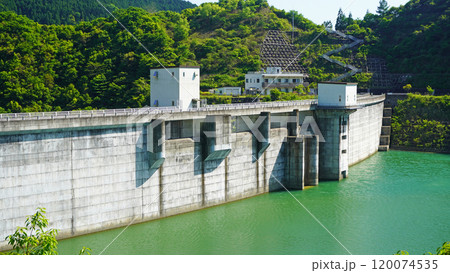 静岡県周智郡森町の風景(重力式コンクリートダムの太田川ダム) 静岡県周智郡森町の風景(重力式コンクリートダムの太田川ダム) 120074535