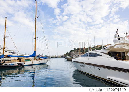 モナコの港、豪華ヨットがある風景 120074540