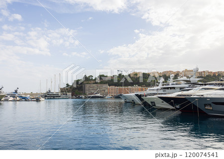 モナコの港、豪華ヨットがある風景 120074541