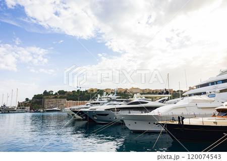 モナコの港、豪華ヨットがある風景 120074543