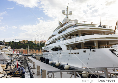 モナコの港、豪華ヨットがある風景 120074544