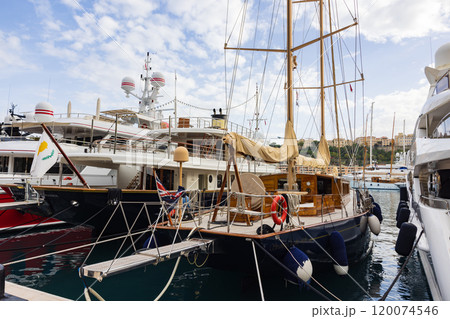 モナコの港、豪華ヨットがある風景 モナコの港、豪華ヨットがある風景 120074546