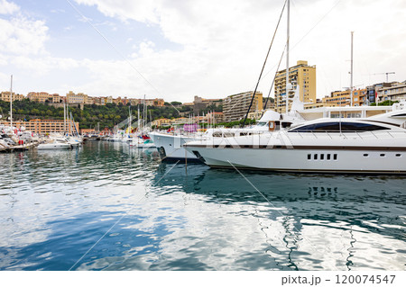 モナコの港、豪華ヨットがある風景 120074547