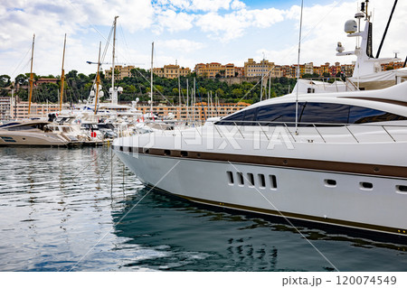 モナコの港、豪華ヨットがある風景 120074549