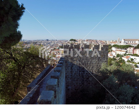 サン・ジョルジェ城の塔からの眺め　（ポルトガル、リスボン） 120074642