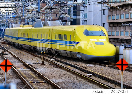 幸せの黄色い新幹線が新横浜駅へ… 東海道新幹線・ドクターイエロー『923形』 120074831