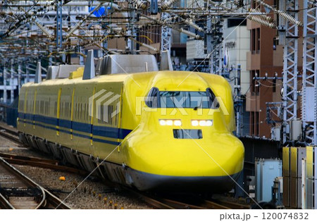 幸せの黄色い新幹線が新横浜駅へ… 東海道新幹線・ドクターイエロー『923形』 幸せの黄色い新幹線が新横浜駅へ… 東海道新幹線・ドクターイエロー『923形』 120074832