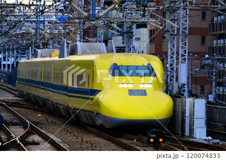 幸せの黄色い新幹線が新横浜駅へ… 東海道新幹線・ドクターイエロー『923形』 幸せの黄色い新幹線が新横浜駅へ… 東海道新幹線・ドクターイエロー『923形』 120074833