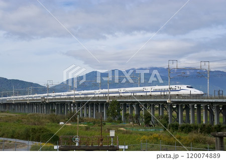 新幹線が走る風景 120074889