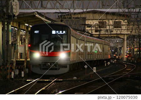 黎明の発車…日比谷線へ直通乗り入れする… 70090系 120075030