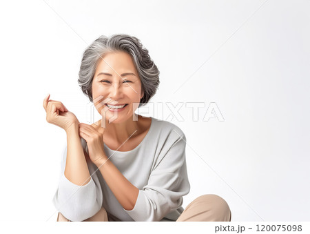 床に座る健康的な60代女性のイメージ素材 120075098