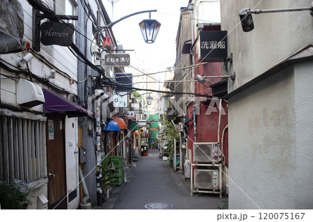 昭和レトロ 新宿歌舞伎町のゴールデン街のまねき通り 昭和レトロ 新宿歌舞伎町のゴールデン街のまねき通り 120075167