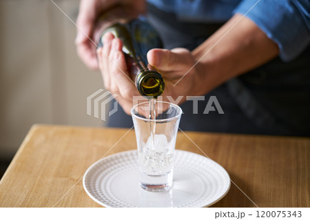 日本酒をグラスに注ぐ　試飲イメージ 120075343