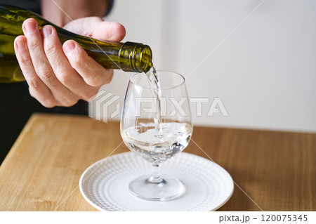 日本酒をグラスに注ぐ　試飲イメージ 120075345