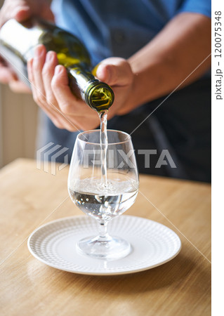 日本酒をグラスに注ぐ 試飲イメージ 日本酒をグラスに注ぐ 試飲イメージ 120075348