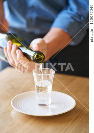 日本酒をグラスに注ぐ 試飲イメージ 日本酒をグラスに注ぐ 試飲イメージ 120075349
