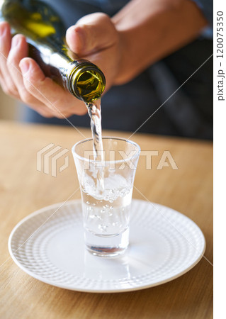 日本酒をグラスに注ぐ 試飲イメージ 日本酒をグラスに注ぐ 試飲イメージ 120075350