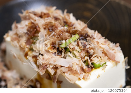 オクラと鰹節をのせた冷奴のイメージ (写真素材) オクラと鰹節をのせた冷奴のイメージ (写真素材) 120075394