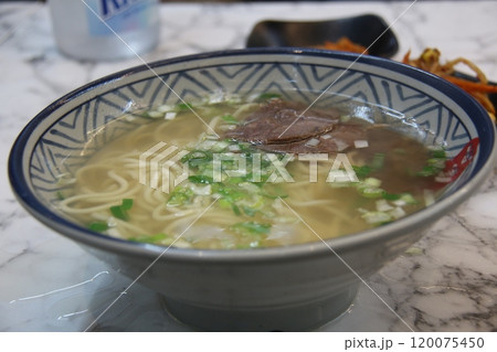 chineese wuyuktang soup with chicken 120075450