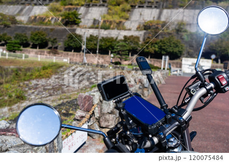 動画撮影機器を載せたオートバイ 120075484