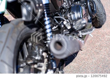 ツーリングで駐車中のオートバイのパイプ ツーリングで駐車中のオートバイのパイプ 120075492