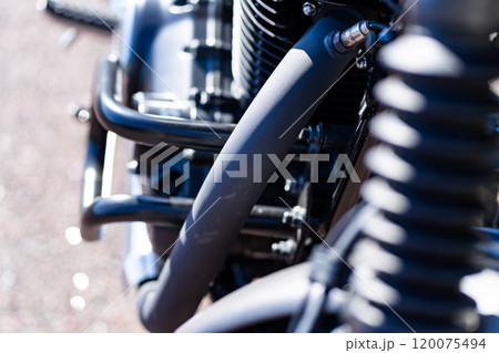 ツーリングで駐車中のオートバイのパイプ 120075494