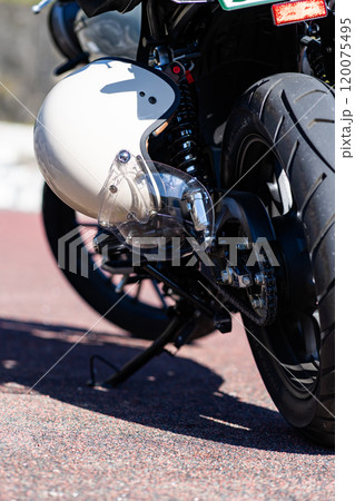 ツーリングで駐車中のオートバイとヘルメット ツーリングで駐車中のオートバイとヘルメット 120075495