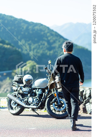 バイクを再び乗り始めたミドルの男性 バイクを再び乗り始めたミドルの男性 120075502