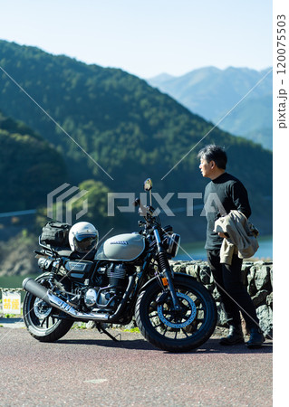 バイクを再び乗り始めたミドルの男性 バイクを再び乗り始めたミドルの男性 120075503