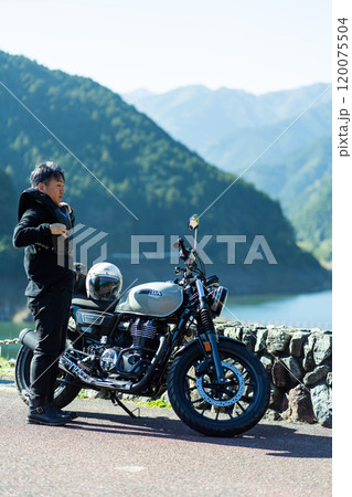 プロテクターを着たバイクライダー 120075504