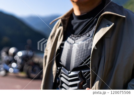 プロテクターを着たバイクライダー 120075506
