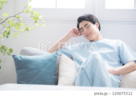 ソファでうたた寝をする若い男性 睡眠など眠りのイメージ ソファでうたた寝をする若い男性 睡眠など眠りのイメージ 120075512