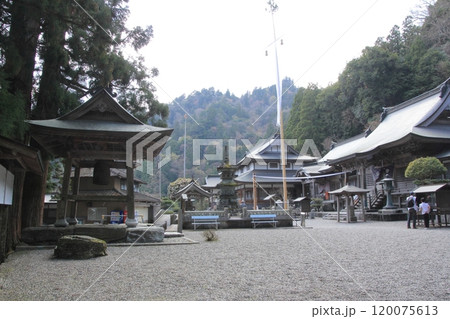 四国霊場第12番札所「焼山寺」境内 四国霊場第12番札所「焼山寺」境内 120075613