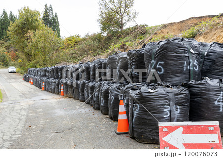 豪雨災害による土砂崩れの土留め 120076073