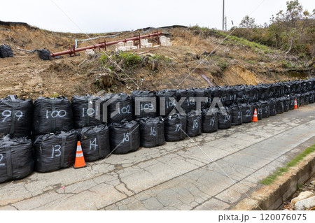 豪雨災害による土砂崩れの土留め 120076075