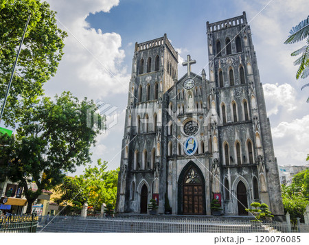 Stunning view of Saint Joseph's cathedral in the old town of Hanoi, Vietnam 120076085