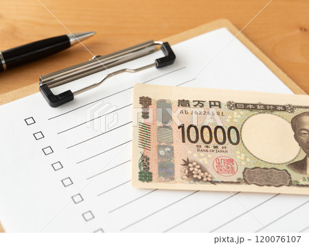 チェックリストと一万円札　チェックボックス　新紙幣とチェック表　一覧表 120076107