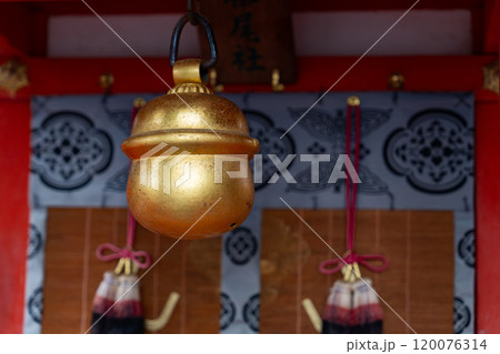 京都伏見稲荷大社(千本鳥居、鈴、おみくじ、狐、千羽鶴) 京都伏見稲荷大社(千本鳥居、鈴、おみくじ、狐、千羽鶴) 120076314