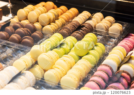 フランスのお店のマカロン フランスのお店のマカロン 120076623