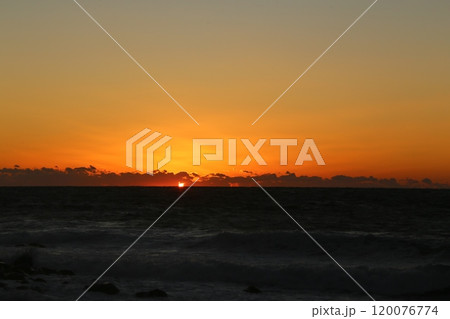 西伊豆から見た綺麗な夕陽 西伊豆から見た綺麗な夕陽 120076774