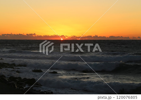 西伊豆から見た綺麗な夕陽 西伊豆から見た綺麗な夕陽 120076805