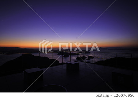 《愛媛県 亀老山展望台》 亀老山展望デッキから来島海峡第二大橋と夕焼け 120076950