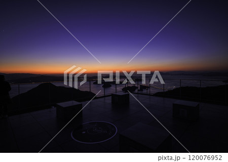 《愛媛県 亀老山展望台》 亀老山展望デッキと夕暮れ風景 120076952
