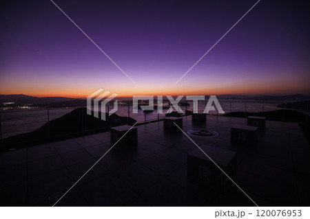 《愛媛県 亀老山展望台》 亀老山展望デッキと夕暮れ風景 120076953