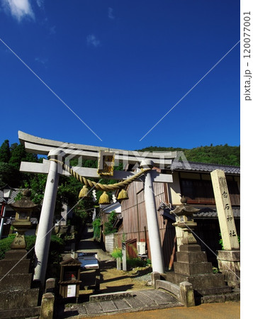 夏の若狭熊川宿の街並みにある白石神社の鳥居 120077001