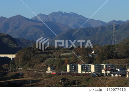 秋晴れの上越線を走る快速ぐんまfin4号(EF64-1053号機牽引)_2024/11/9撮影 120077416