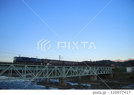 夕暮れの利根川を渡る快速ぐんまfin4号(EF64-1053号機牽引)_2024/11/10撮影 120077417