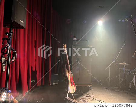 無人のステージの上に置かれたベース 120077848