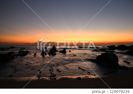 南房総の海岸からみた美しい日没の風景 南房総の海岸からみた美しい日没の風景 120078226
